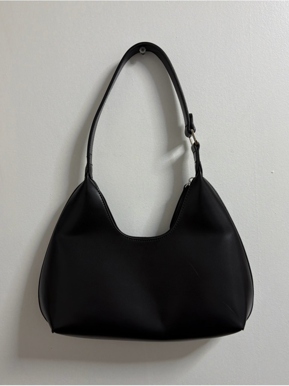 Elegant Black Shoulder Bag with Streamlined Silhouette Vegan Leather Hobo Purse